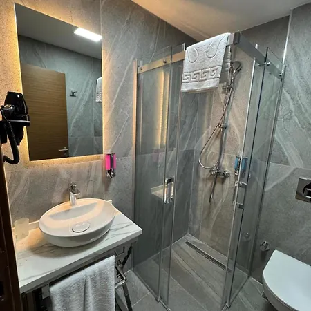 Hotel Center Hill Suites 2*