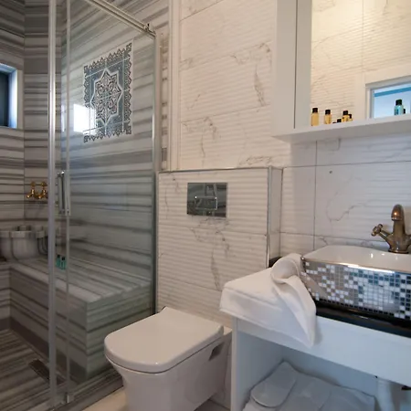 Center Hill Suites 2*